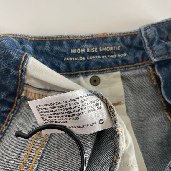 Universal Thread High Rise Shortie Medium Wash - Size 14/32 - Picture 4 of 5